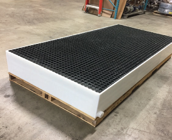 Réservoir de rétention avec surface en ﬁbre de verre